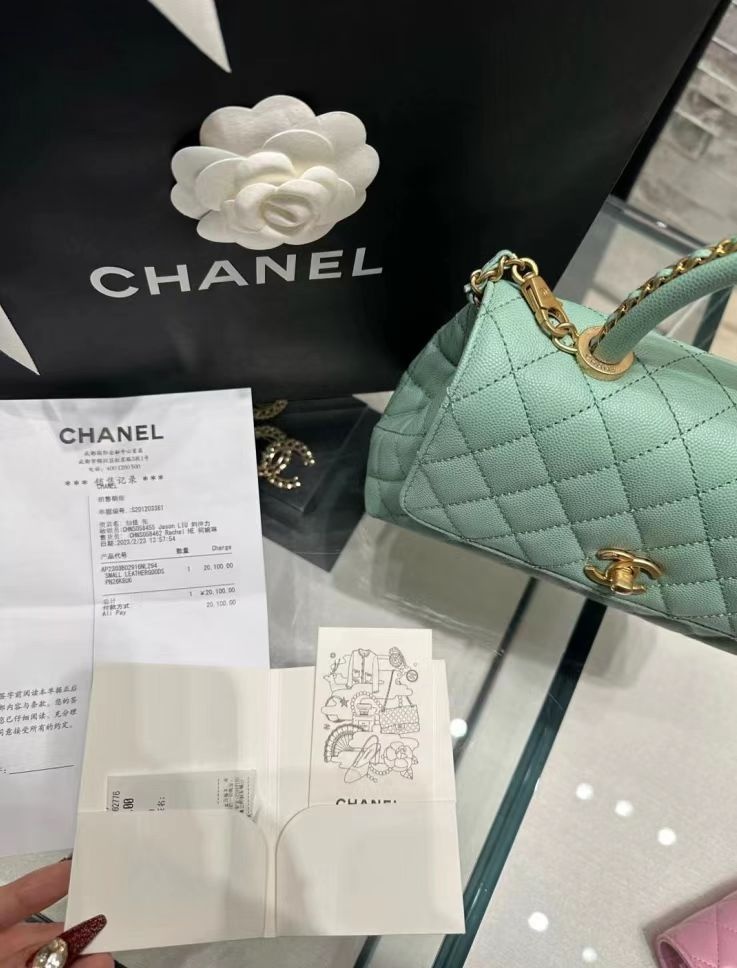 一女子花两万块买包,女子买的2万多香奈儿包