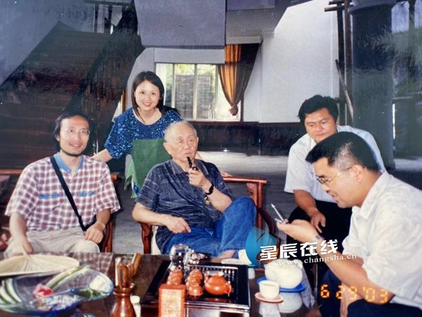 星辰文艺|余辉：与黄永玉合影