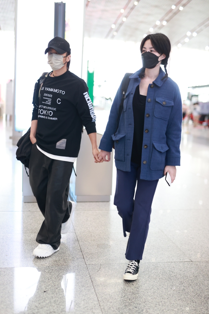 王菲谢霆锋机场重现世纪牵手,王菲谢霆锋2000年6月牵手视频