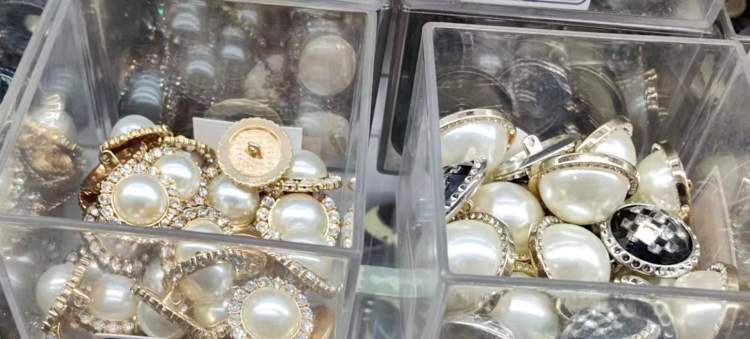 坚守上海人的持家有道，小小钮扣店开了40多年！阿姨妈妈说是“宝库”，主动多付钱希望能一直开下去|魔都宝藏小店⑦