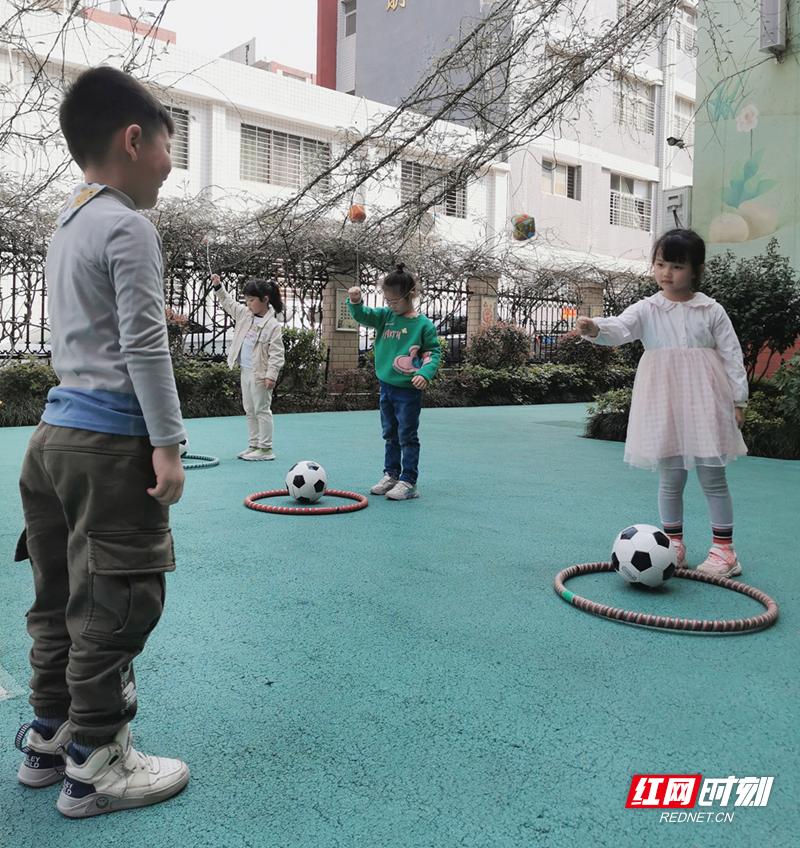 足球创意体育游戏,团队足球游戏幼儿园玩法