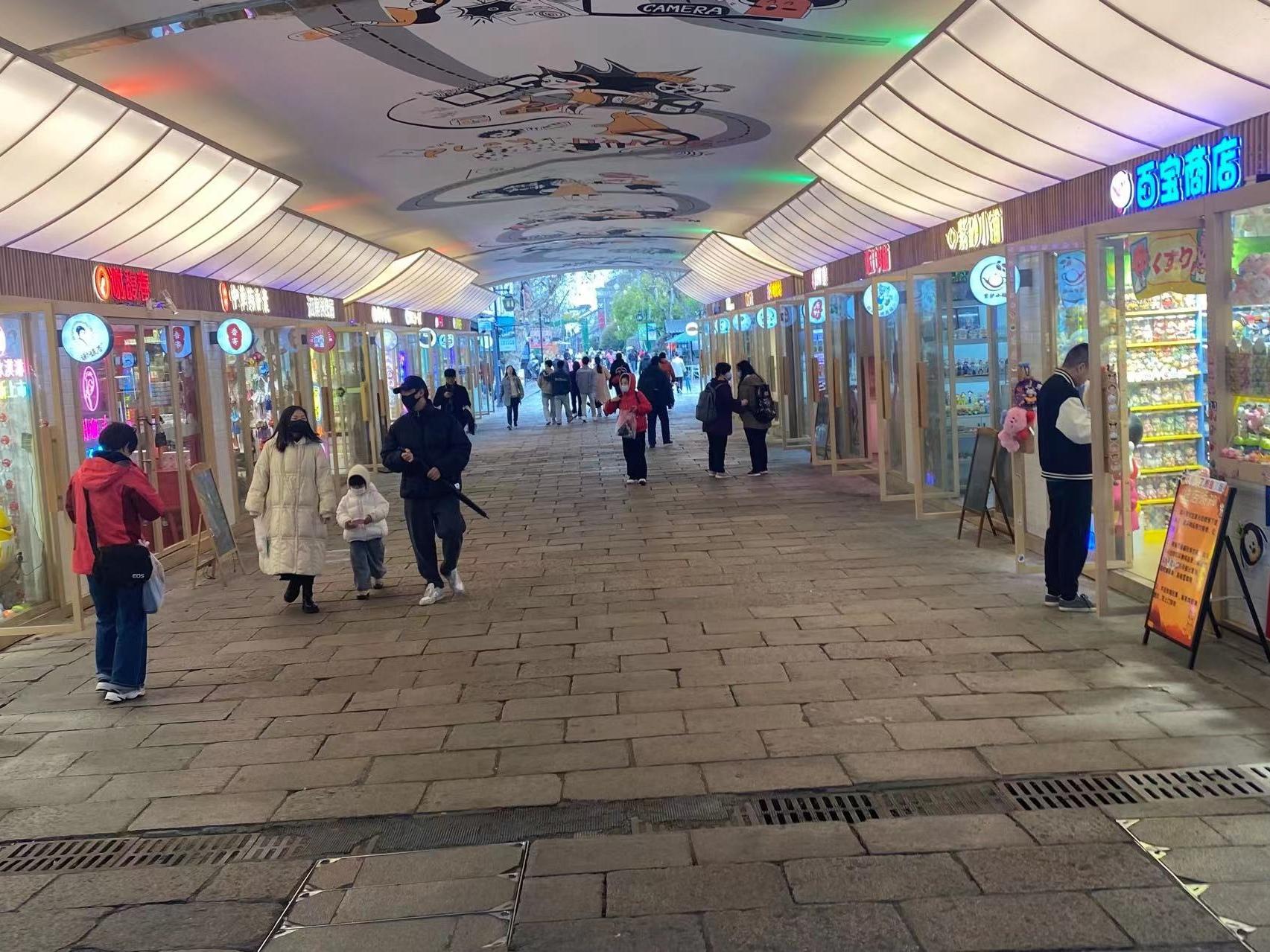 无锡正宗的特色小吃在哪里,无锡南门头上美食街