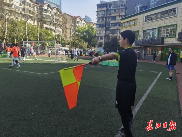 大人和小孩比赛踢球,大人和小孩踢球比赛