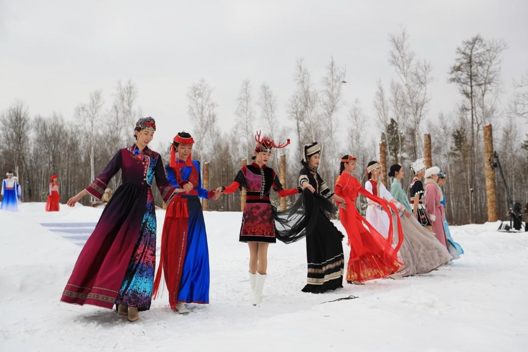 鄂伦春民族服饰秀分享,鄂伦春民族服饰展