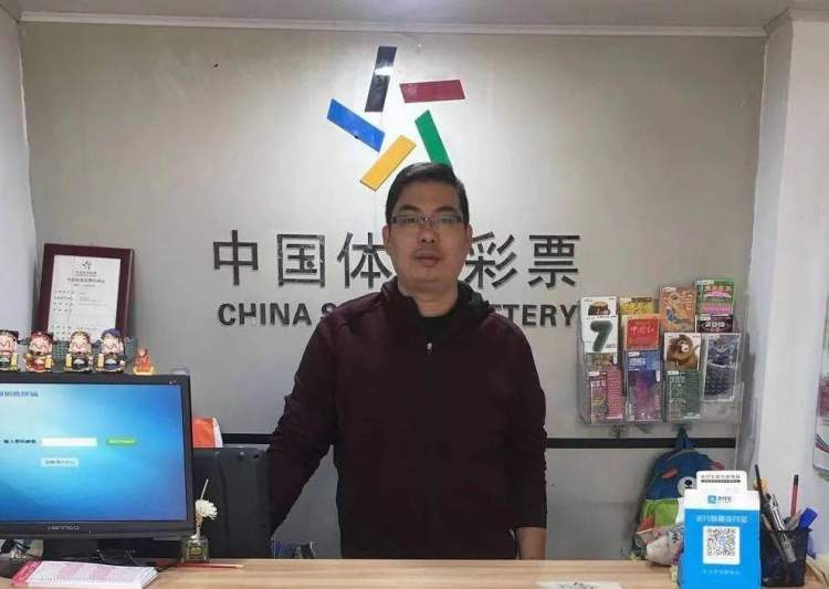 在这家竞彩店，他从彩民变成了店主，把兴趣做成事业，还撑起了养家的重任