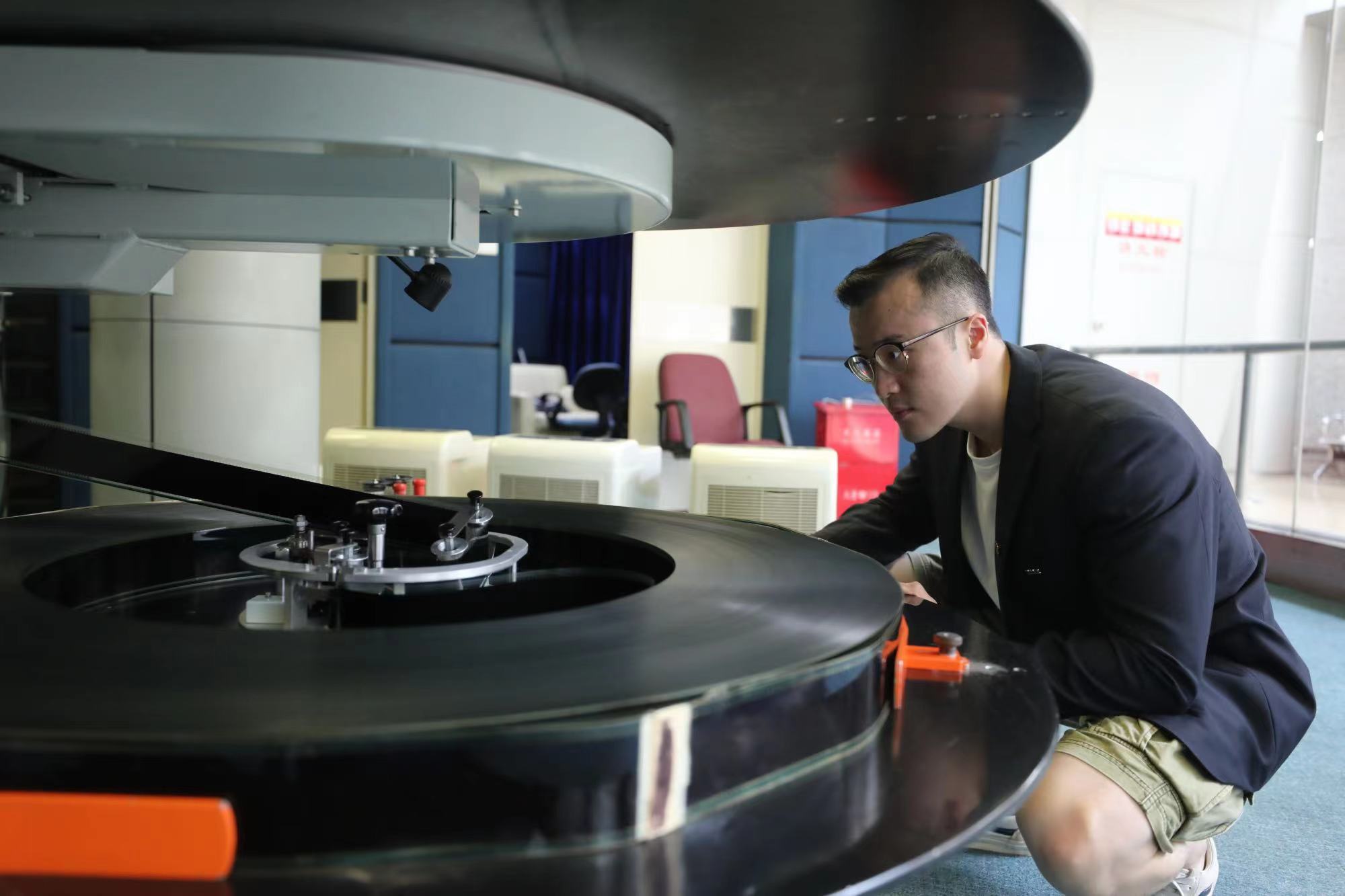 上海科技馆闭馆改造前最后一天：古董放映机完美谢幕，游客期待“小别”后闪亮归来