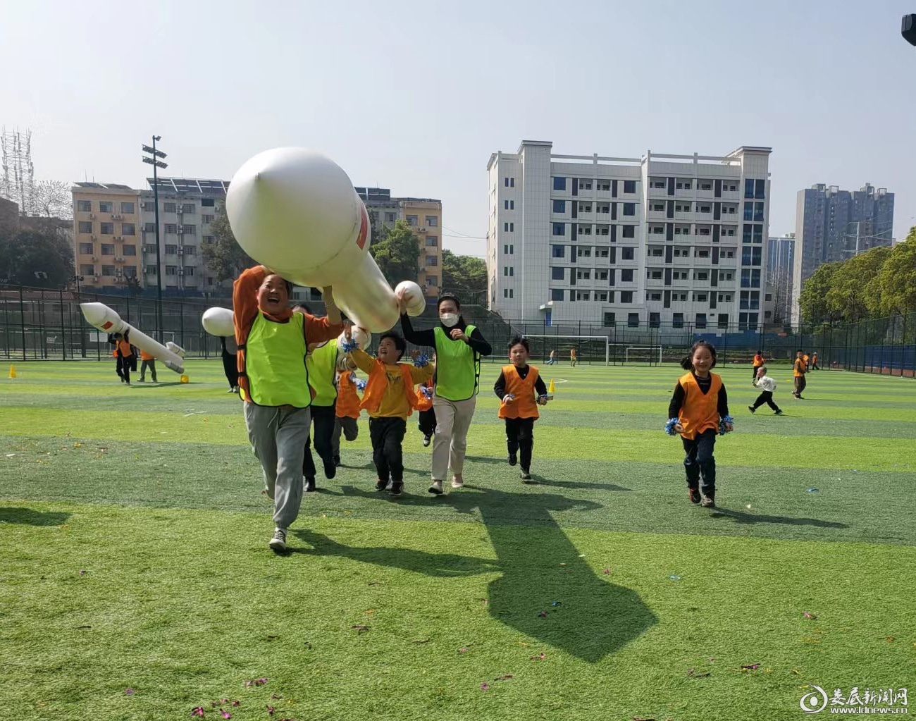 亲子运动会默契乐翻天玩法,趣味亲子运动会萌娃家长乐翻天