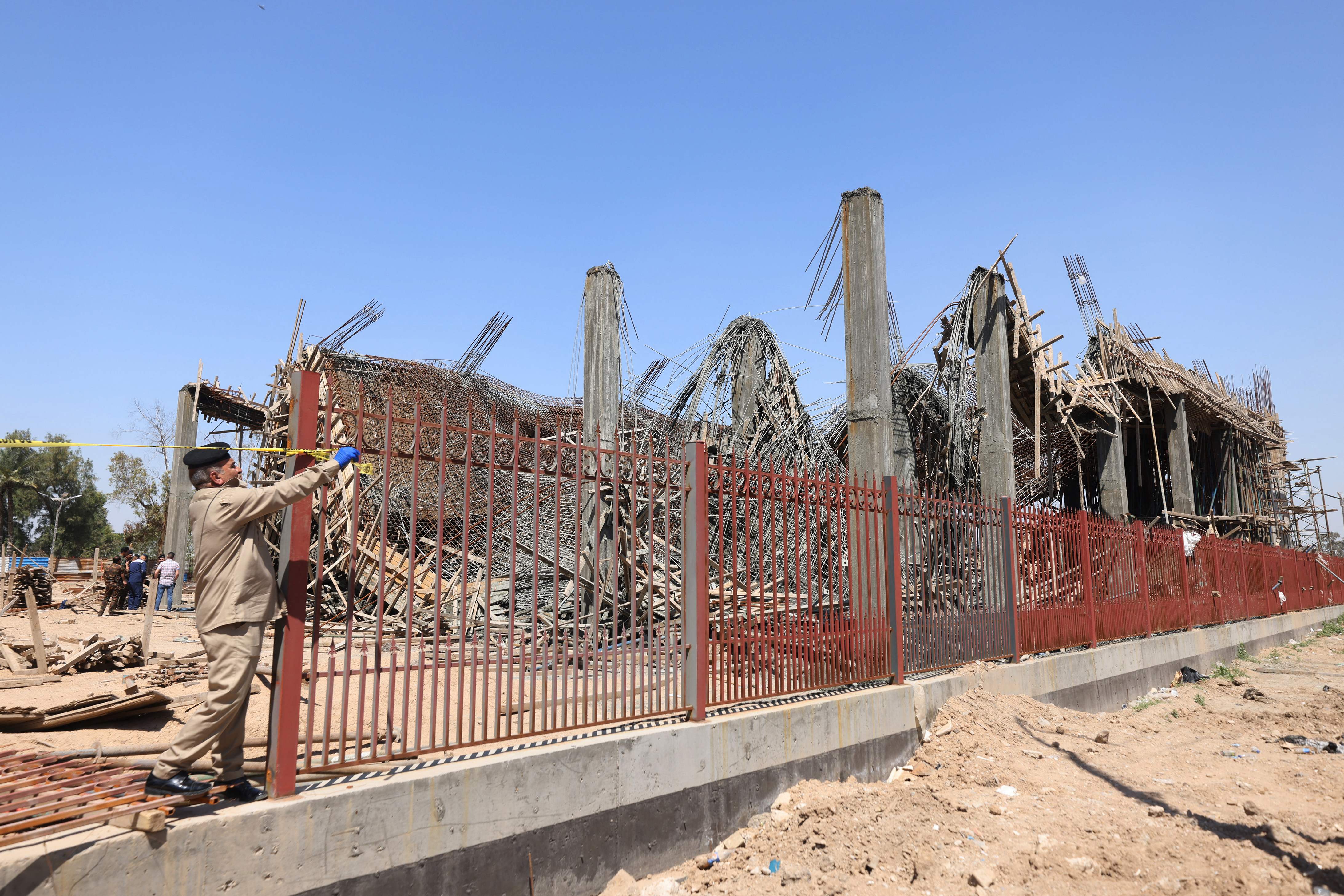 伊拉克巴格达市中心建筑倒塌,泰国一购物中心突然倒塌