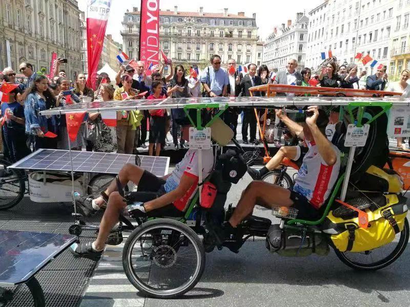 一艘货轮从天津出发到广州,一艘从广州开往大连的货轮