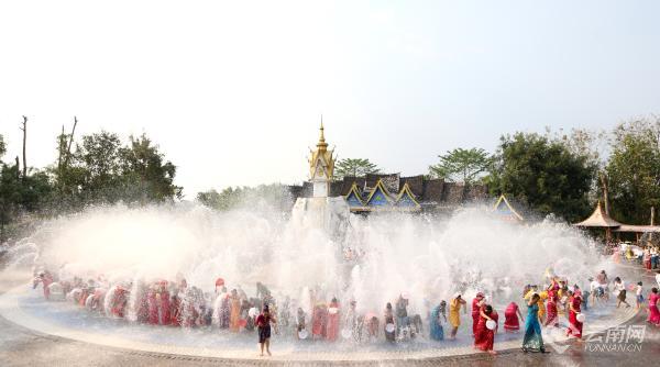水花泼水节,泼水节水花飞溅