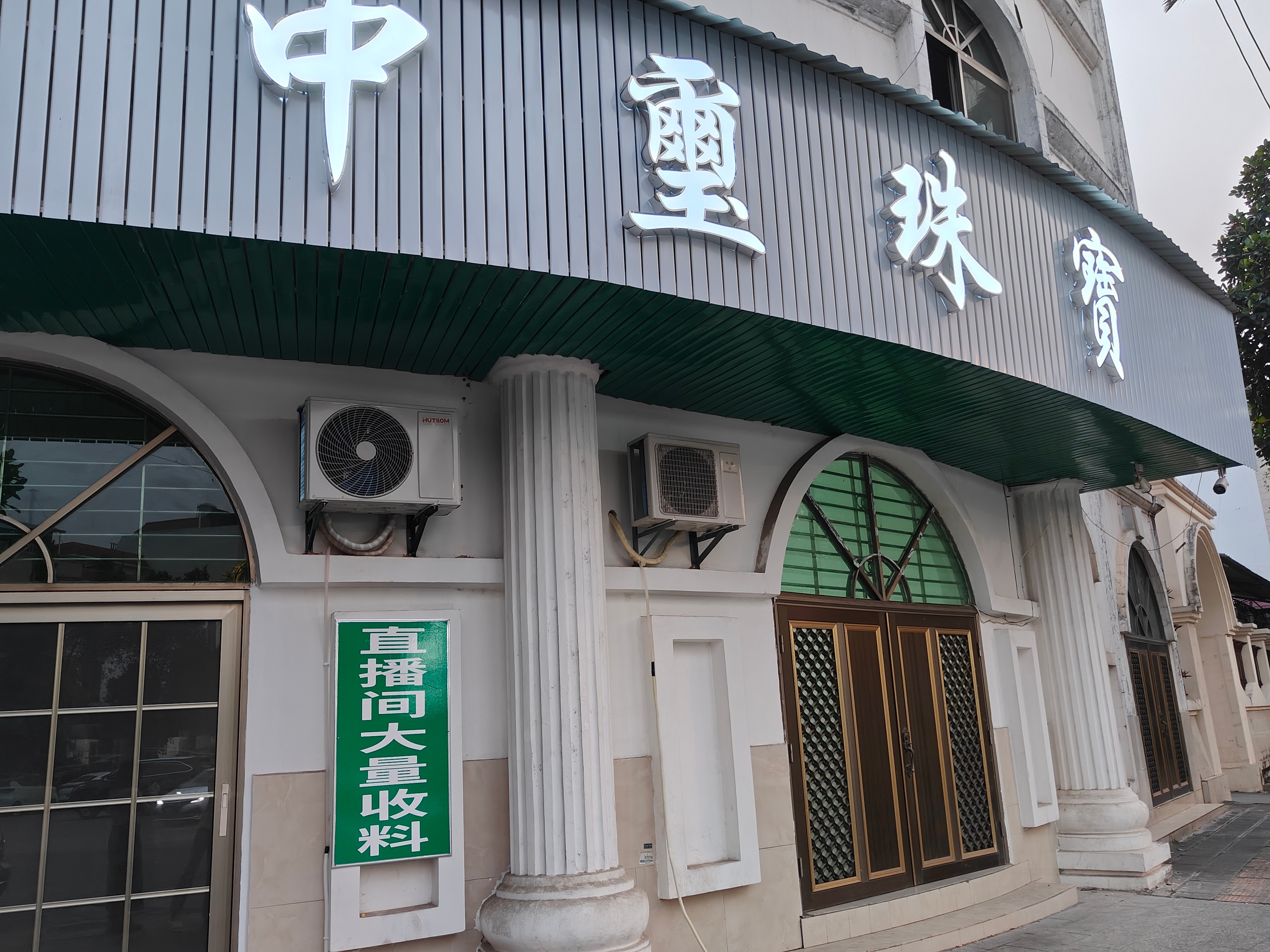 边陲小城瑞丽泼水节现场,瑞丽一年一度的泼水节狂欢