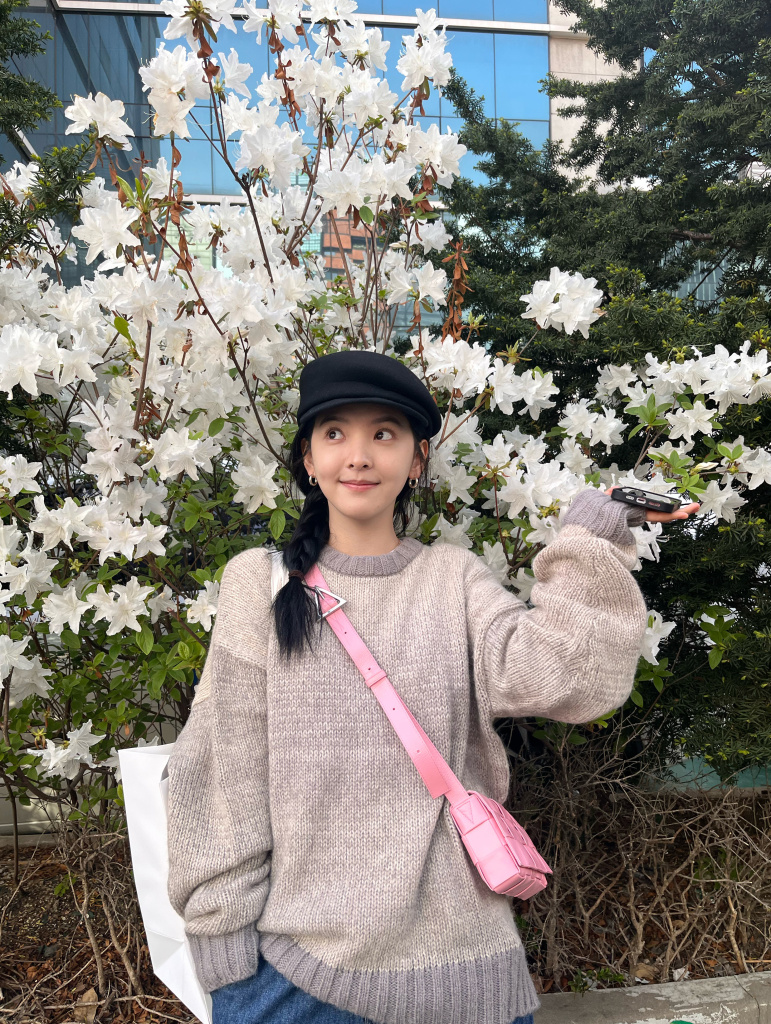 章若楠分享韩国旅游随拍报童帽毛衣穿搭韩范十足