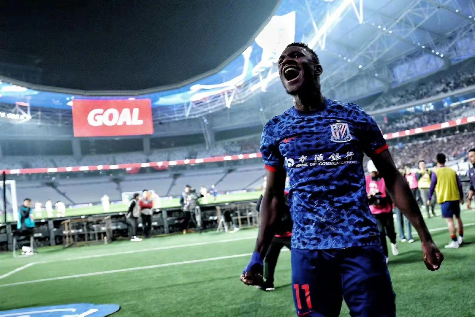 中超上海德比上演榜首大战，未开售散客票急坏球迷：从外地前来观赛，已经订好高铁和酒店但没法买票