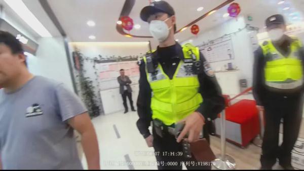 男子在银行掏出1300张身份证,男子在银行警察掏出1300张身份证