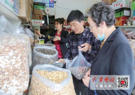 我在十堰有家店|“炒”出幸福生活这对夫妻靠炒瓜子养活俩孩子还买了房