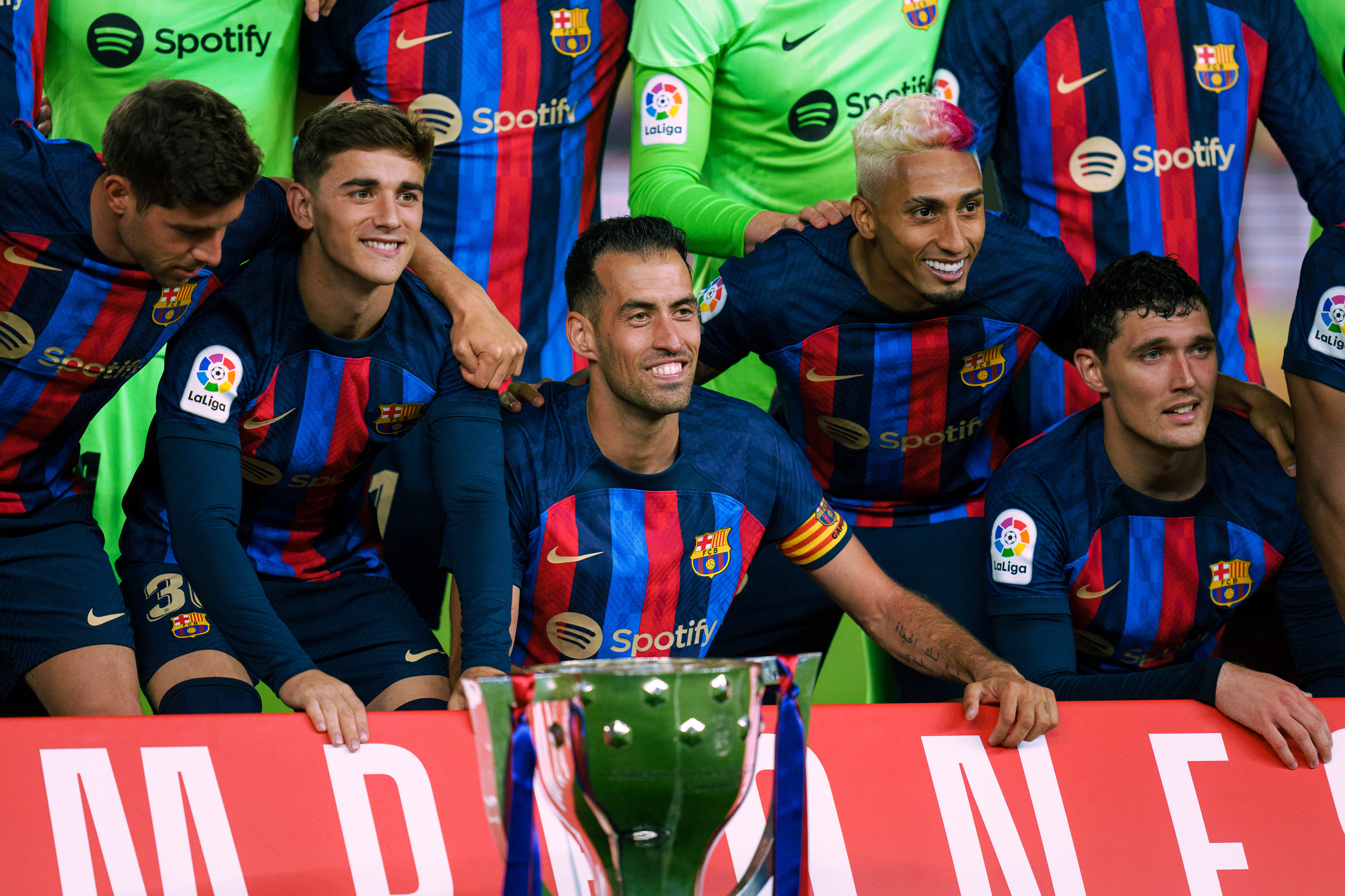 足球巴萨夺冠之旅,巴萨足球冠军庆祝场面