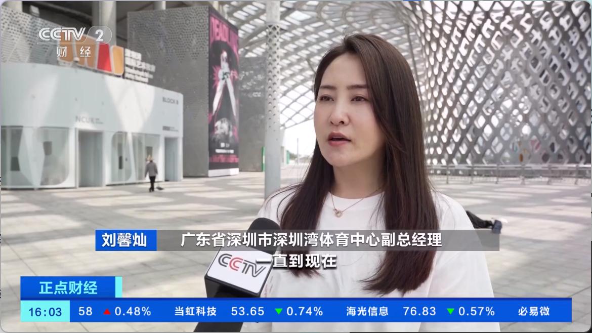 演出现场嗨翻全场掌声响起来,现场演出嗨翻天