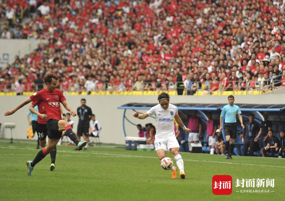 汪嵩成都绕场一圈感谢球迷,小将汪嵩流泪