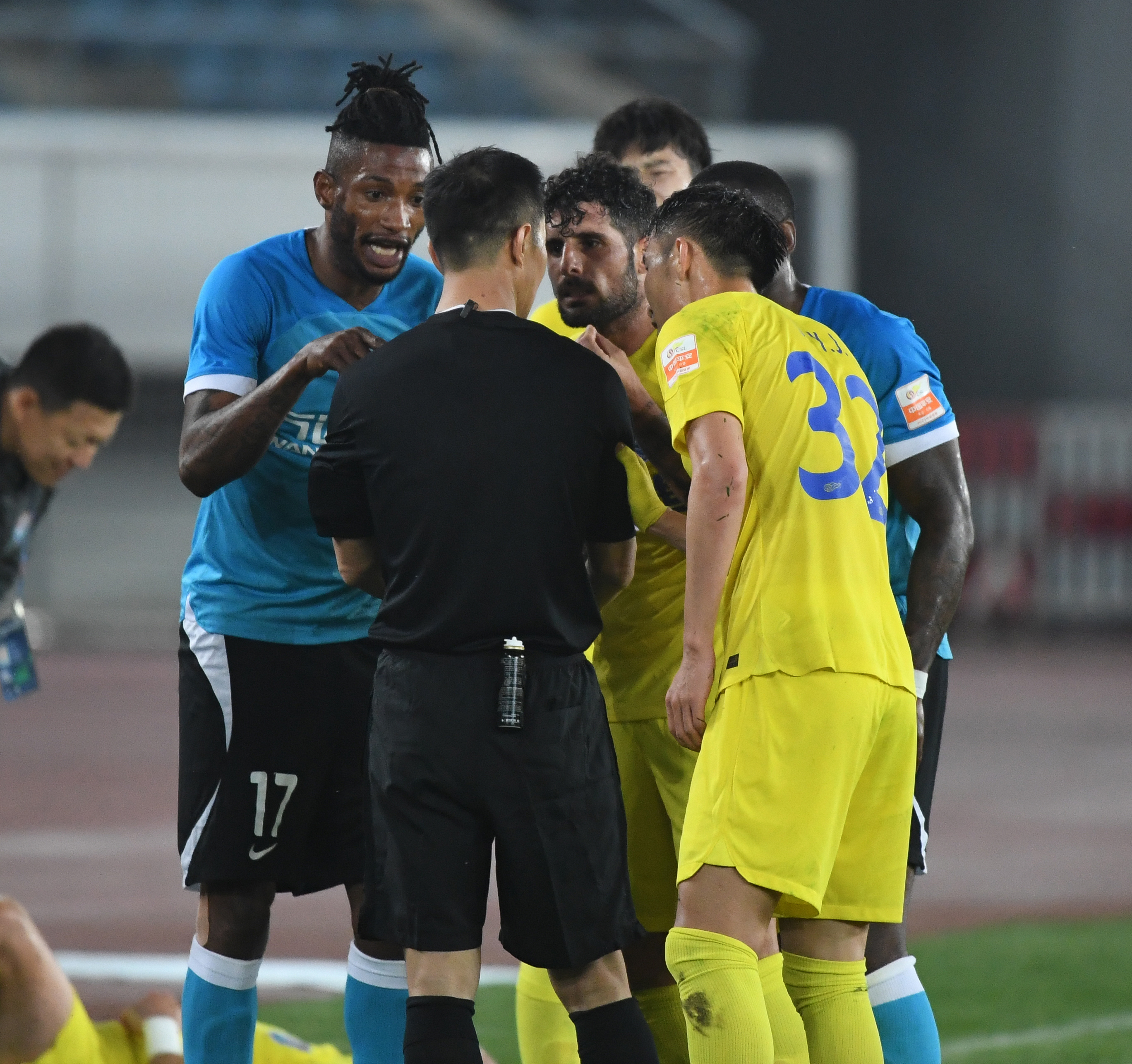 中超津门虎不敌山东泰山,中超大连人vs天津津门虎