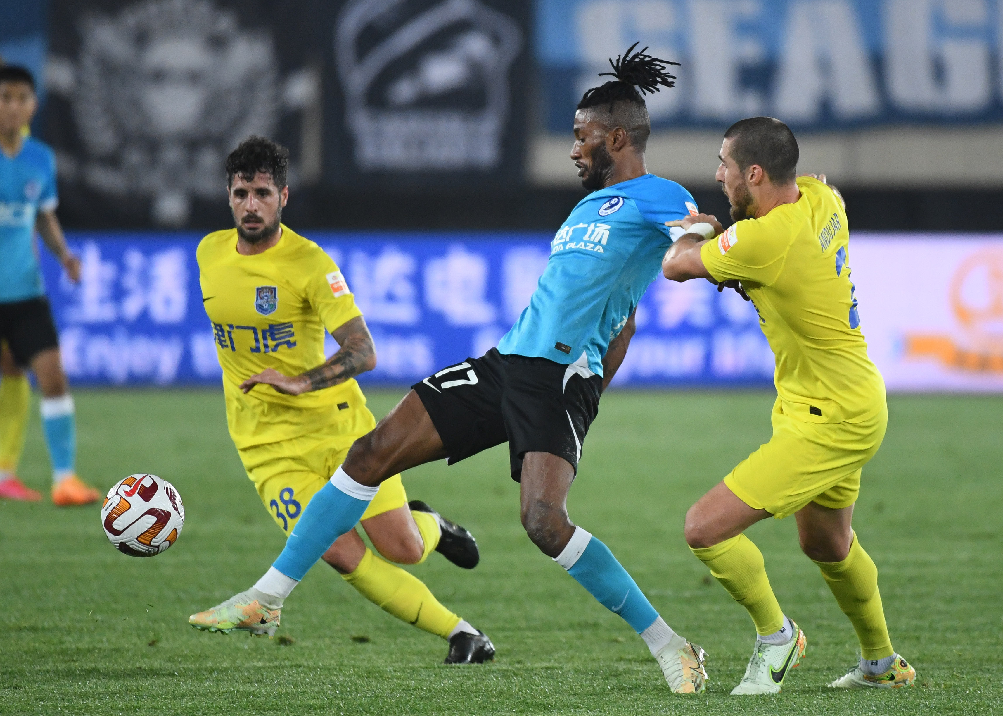 中超津门虎不敌山东泰山,中超大连人vs天津津门虎