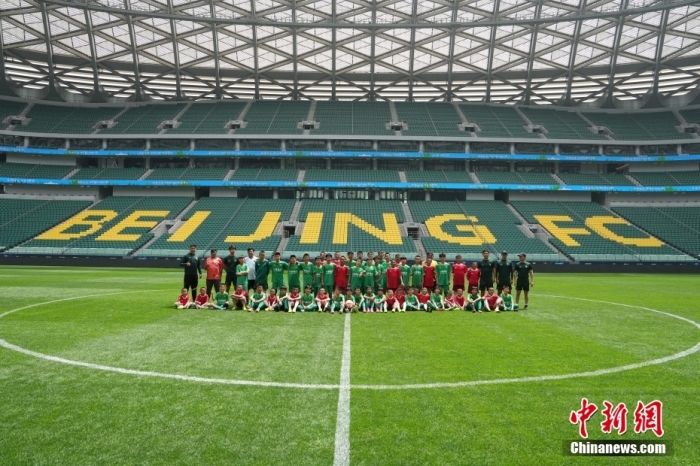 特别的“六一”：新工体首迎藏族儿童足球队