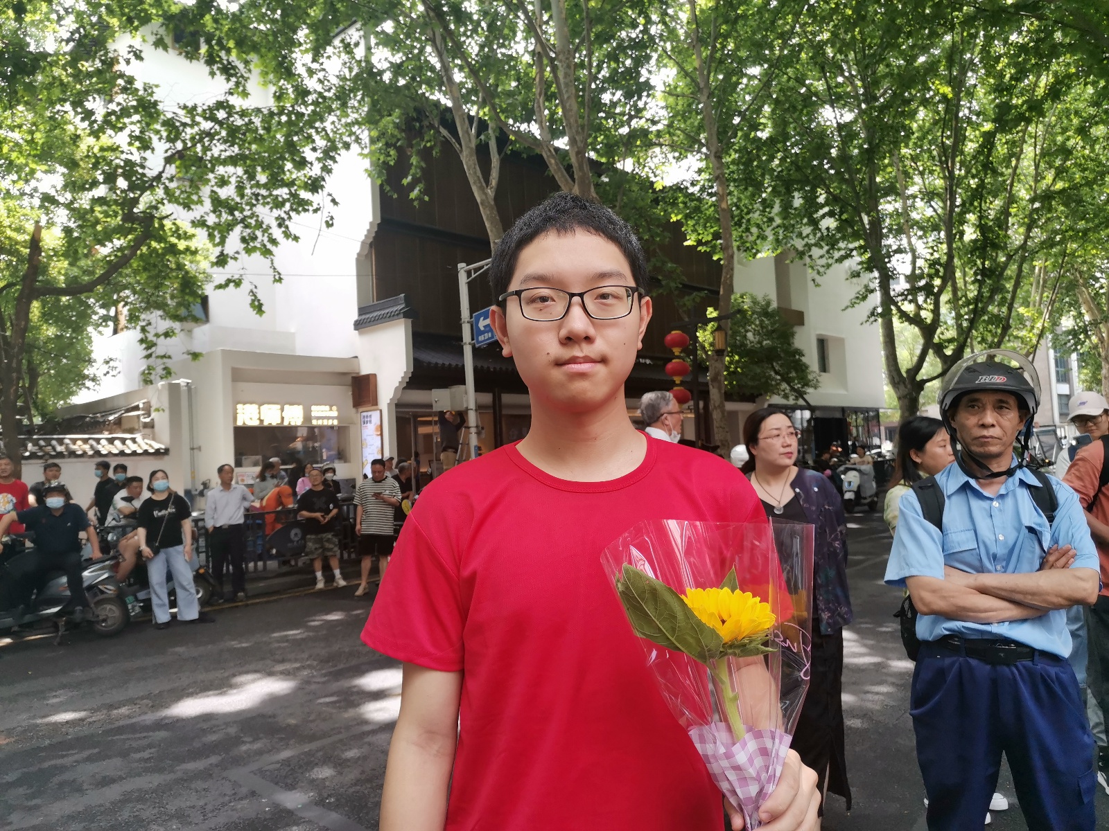 高考首日家长穿旗袍视频,高考考生穿旗袍送妈妈金榜题名