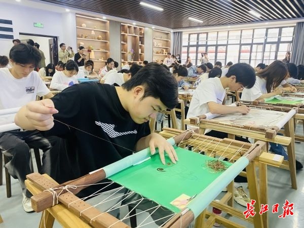 汉绣进大学校园，一群“男绣郎”穿针引线传承非遗