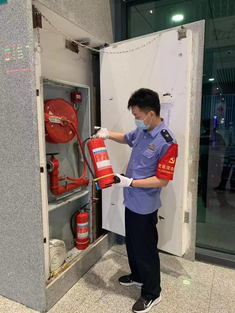 在做好服务旅客工作的基础上,把服务做到旅客的心坎