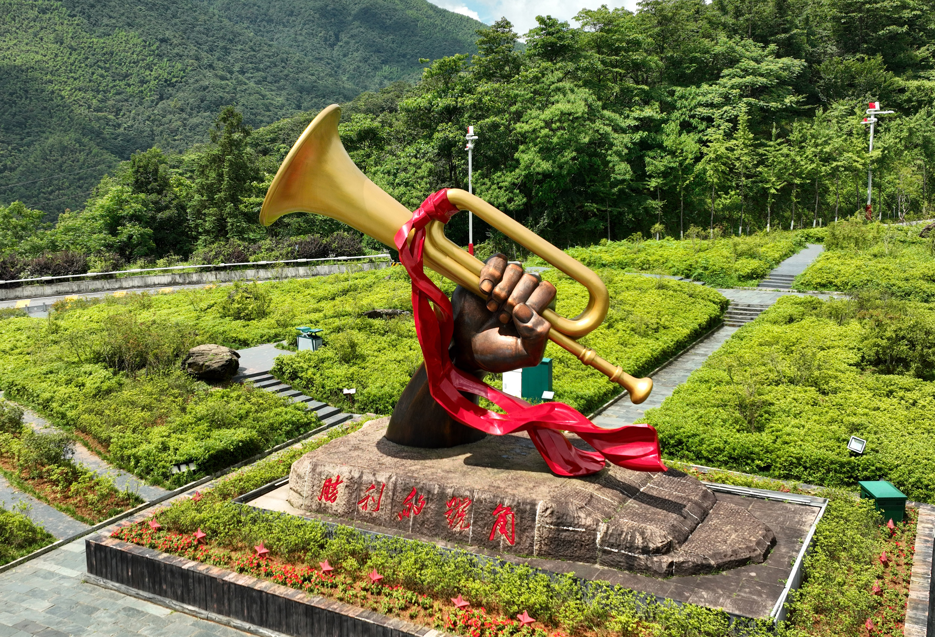 （新华全媒头条·图文互动）新华社评论员：在新时代赶考路上勇毅前行——热烈庆祝中国*产党共**成立102周年