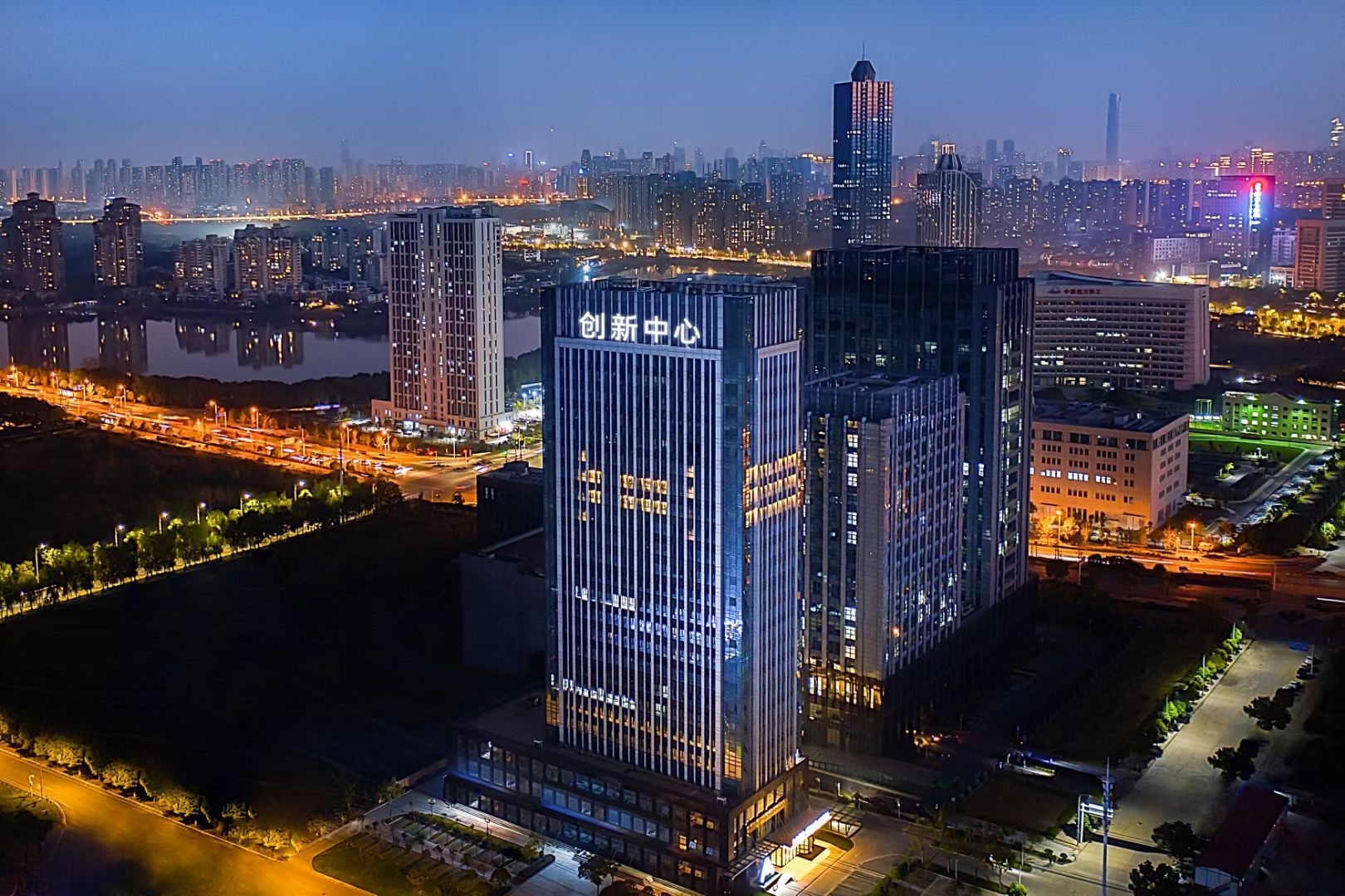 创业团队排队等待入驻，金银湖畔创新楼宇飞出“金凤凰”