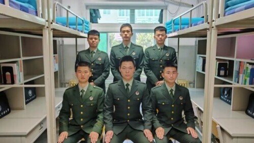 一个宿舍三个退役军人，剩下那位：“你感动吗？我不敢动！”