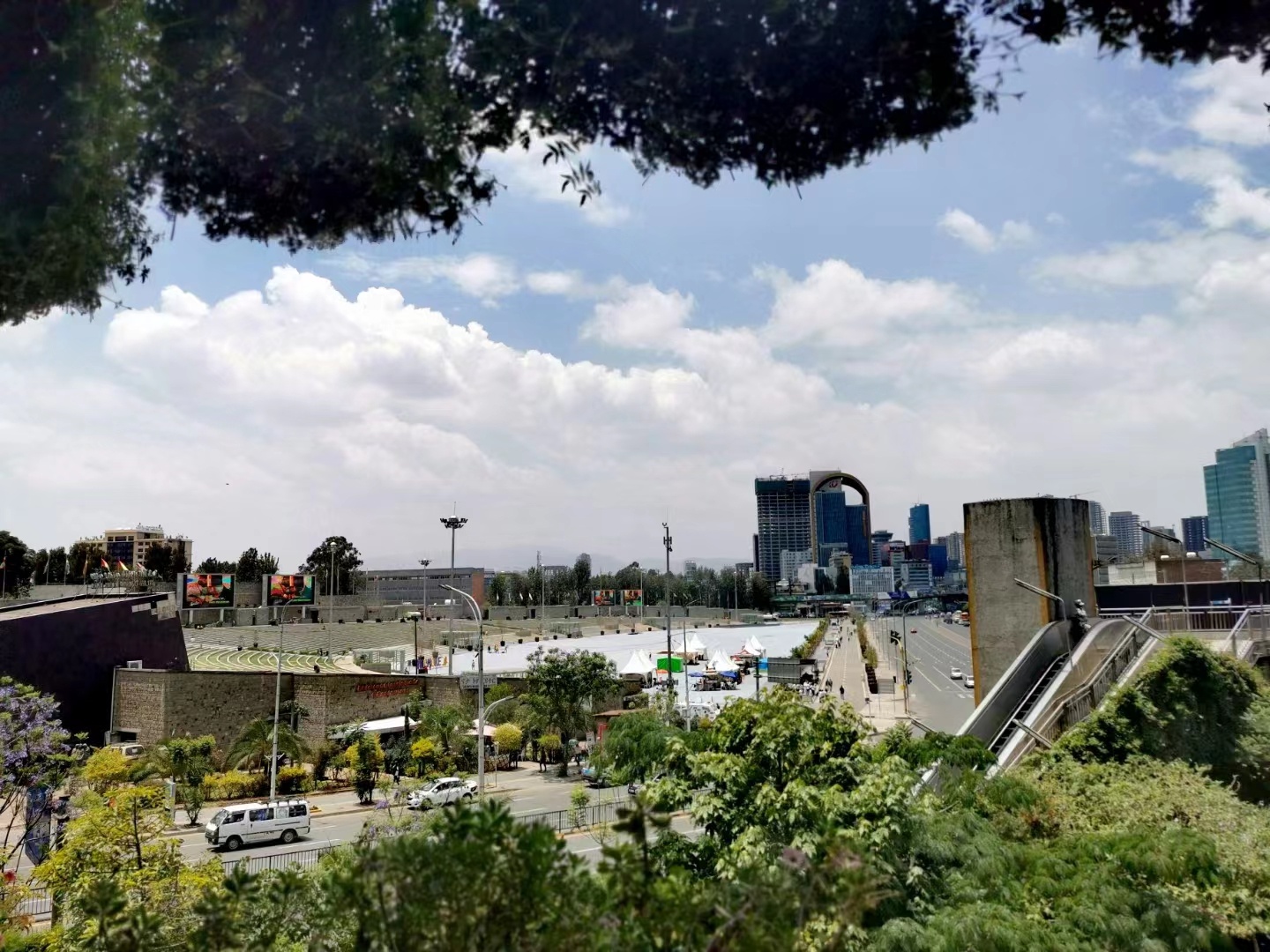 “外派非洲年薪20万”被热议，外派员工讲述：基本不用花钱，不知不觉就有存款，但国内对非洲误解多，招聘困难