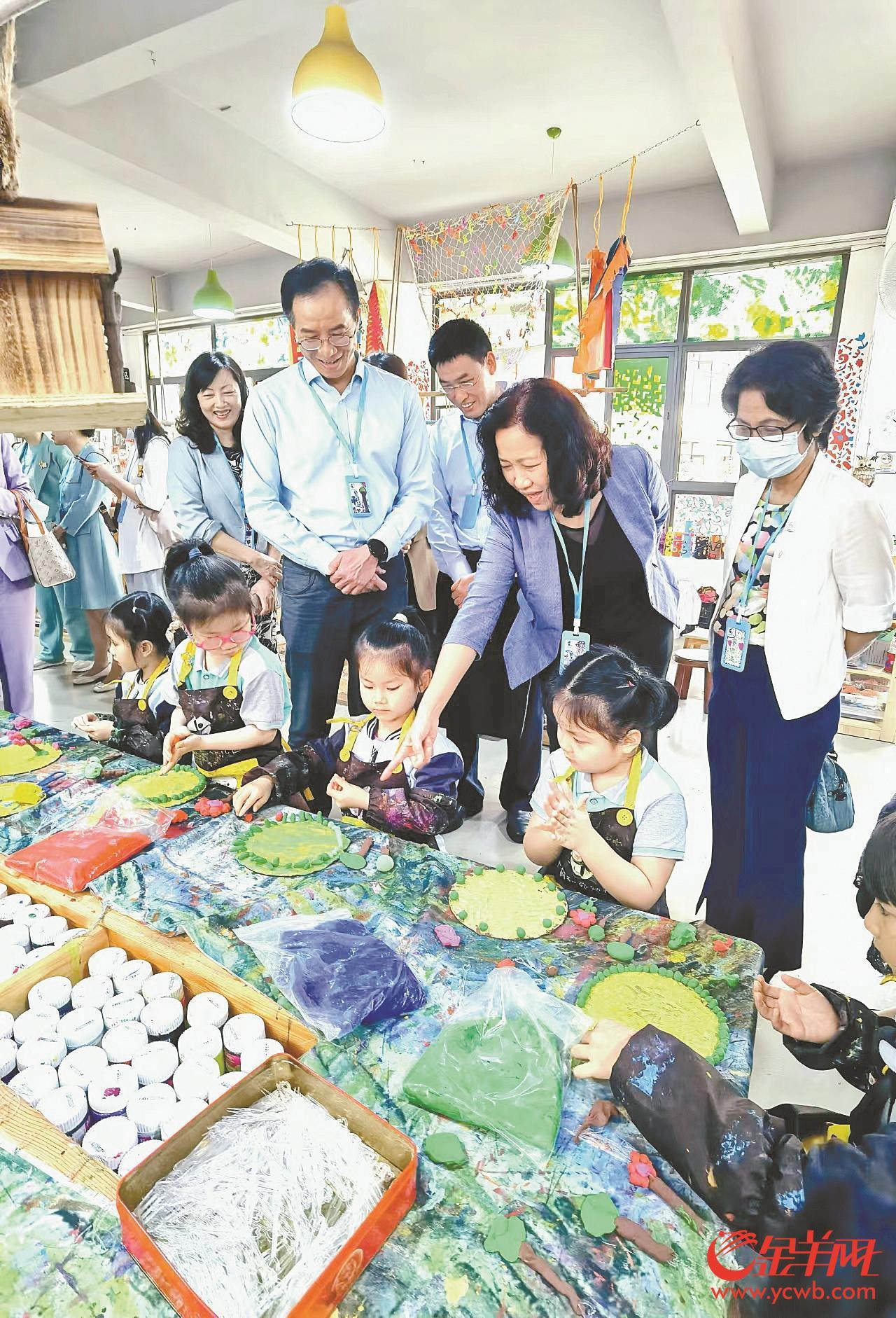 鼓励和引导兴办普惠托育机构,带娃加工作两不误