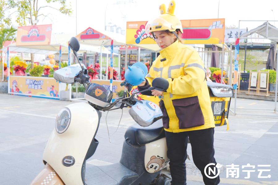 广西网红外卖骑手,新疆外卖女骑手