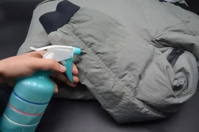 羽绒服可以洗衣袋装起来洗吗,今天宜洗衣服吗