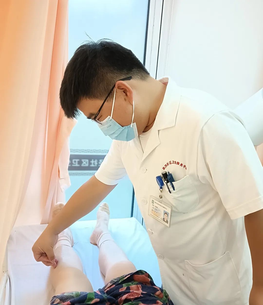 闵行这位“针灸能手”，能治腰痛、脾胃病等，还是居民“老朋友”｜社区有“医”靠