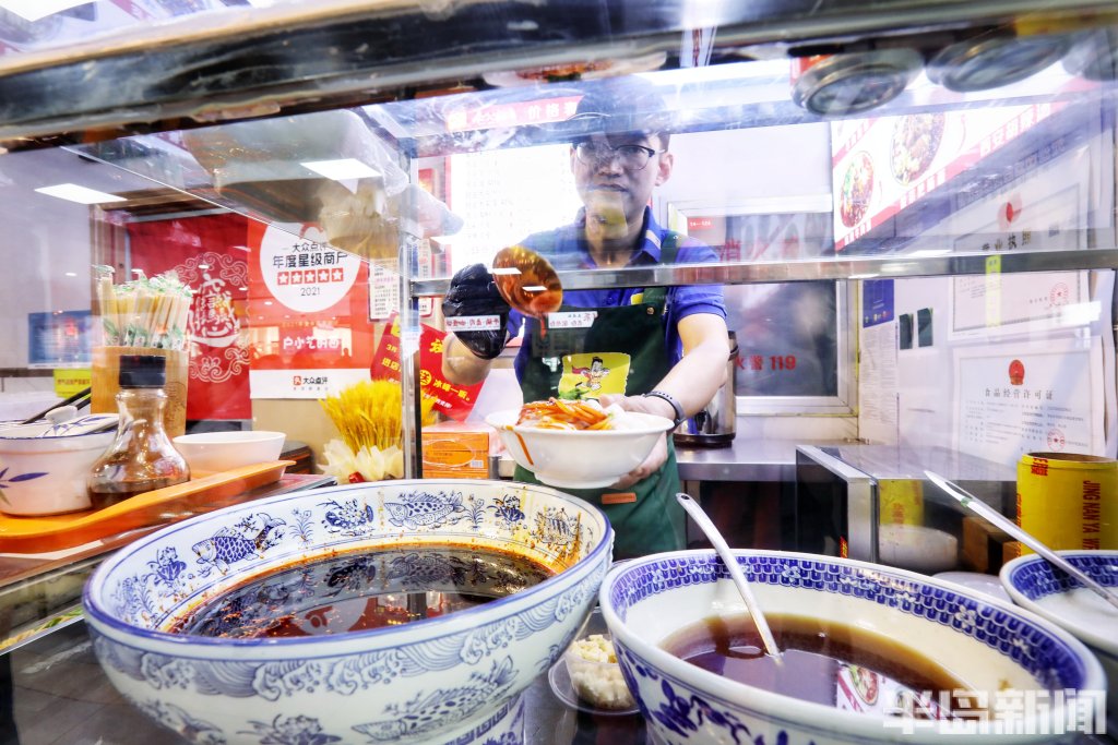 青岛正宗西安凉皮,西安小伙蒸凉皮